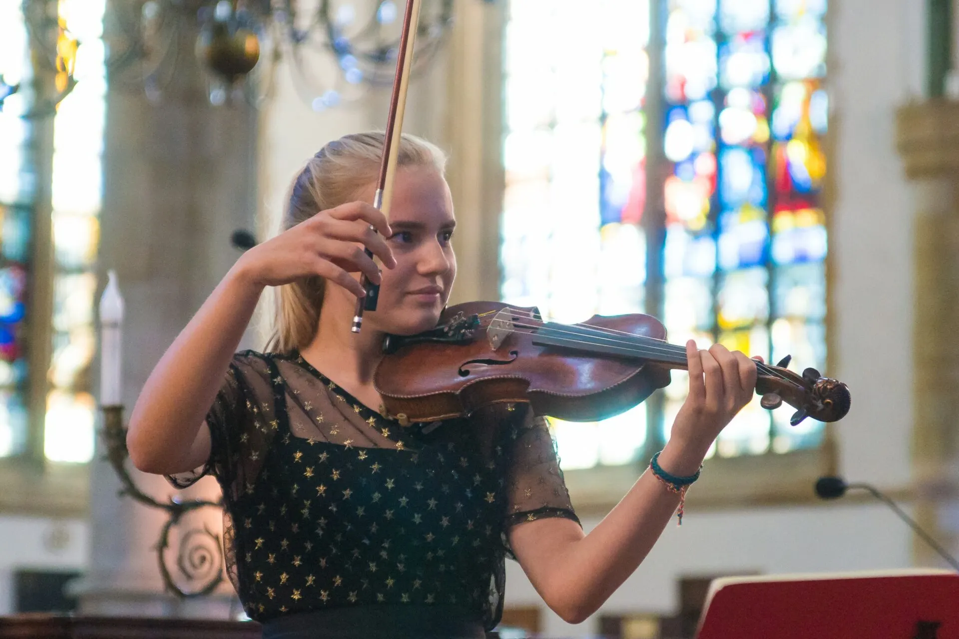 Violiste tijdens een concert van ConAnima